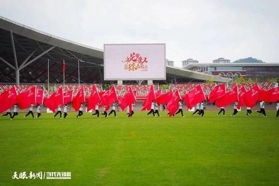 电话亭承载了异地新婚小夫妻繁忙生活中最甜蜜的瞬间